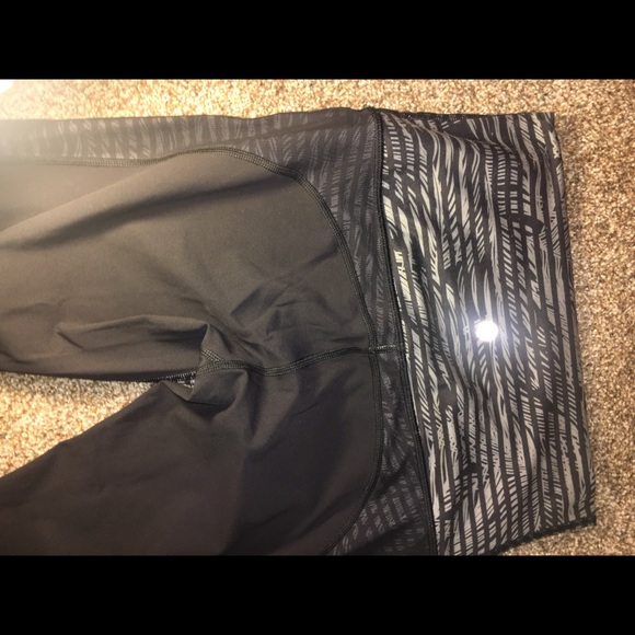 Black and grey mesh Lululemon leggings - Picture 6 of 8